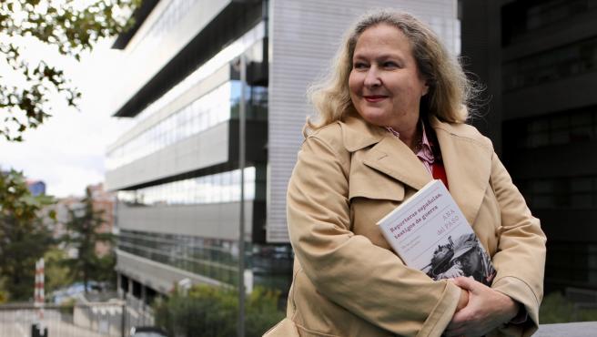 Ana del Paso posa junto a su libro 'Reporteras españolas, testigos de guerra' | Fuente: Jorge París