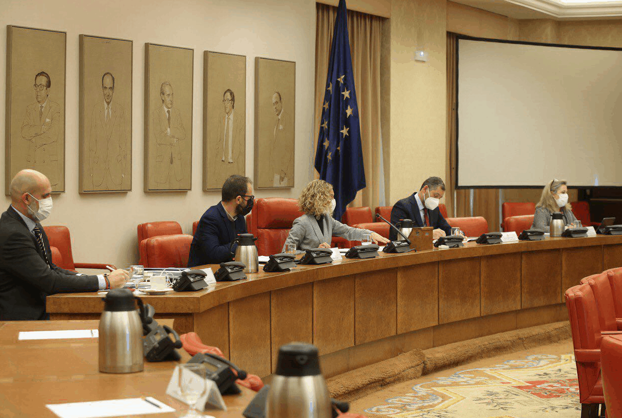 Imagen: La Mesa de la Comisión Consultiva de Nombramientos, presidida por Meritxel Batet