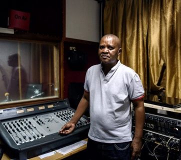 Léon Masengo, editor en jefe de Radio Bonesha FM, posa en su estudio el 15 de mayo de 2015 después de que fuera incendiado y saqueado por las fuerzas de seguridad, dos días antes, tras un intento de golpe de Estado. | Fuente: Jennifer Huxta/AFP