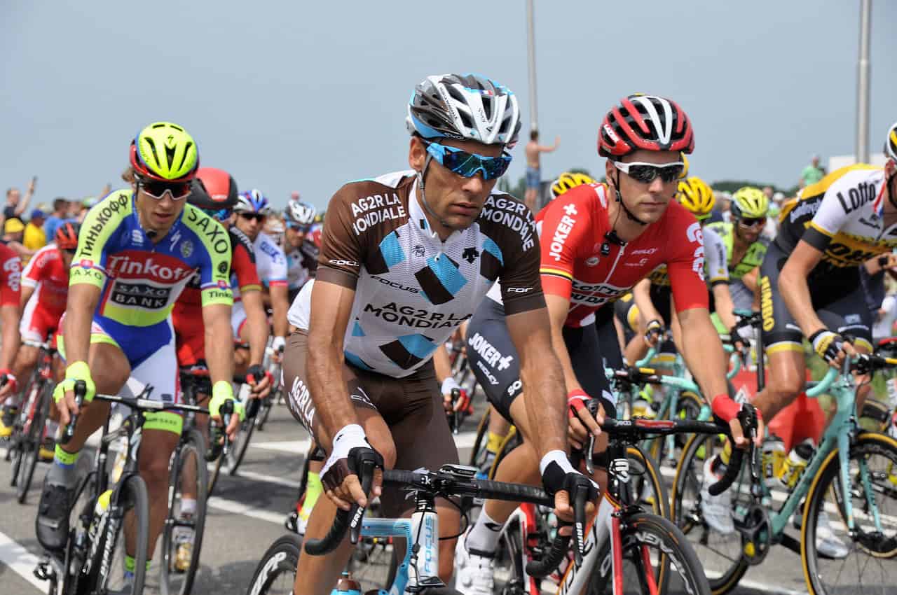 El Tour de Francia, creado en 1903 por el diario L'Auto, es un ejemplo de la estrecha relación entre el deporte y el periodismo deportivo.